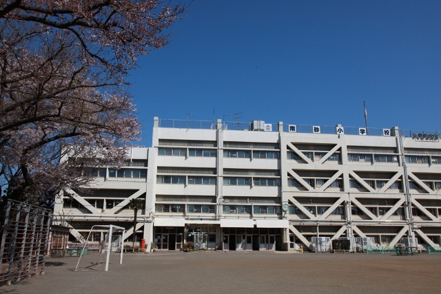 【立川市曙町のアパートの小学校】