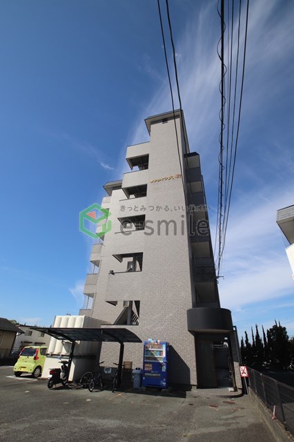 エントランス　落ち着いた雰囲気の外観です