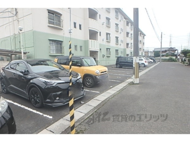 【栗東市岡のマンションの駐車場】