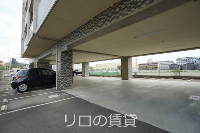 【飯塚市川津のマンションの駐車場】