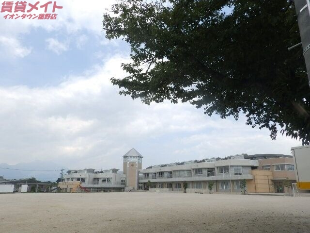 【いなべ市員弁町下笠田のアパートの小学校】