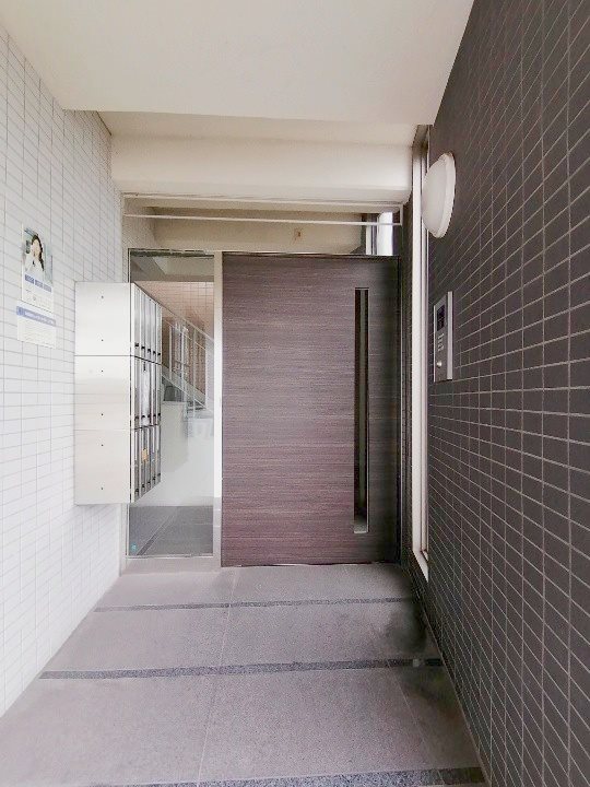 【倉敷市寿町のマンションのエントランス】