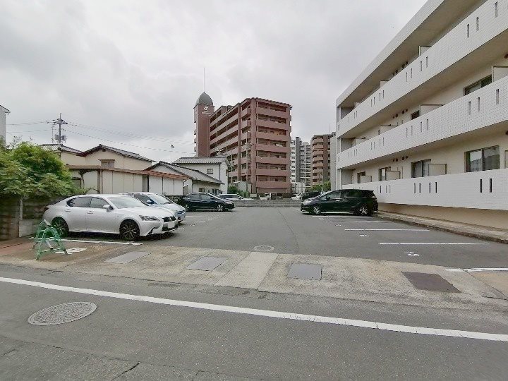 【倉敷市寿町のマンションの駐車場】