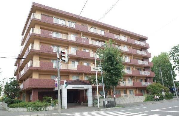 札幌市中央区北七条西のマンションの建物外観