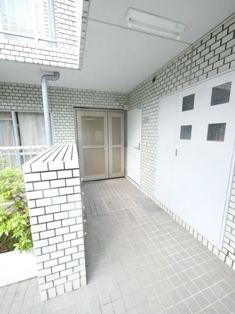 【川崎市麻生区万福寺のマンションのエントランス】