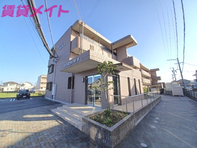 松阪市久保町のマンションの建物外観