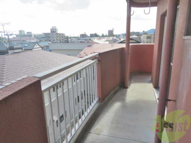 バルコニー　バルコニーです。幅が広いので洗濯の藻を干すときに助かる。