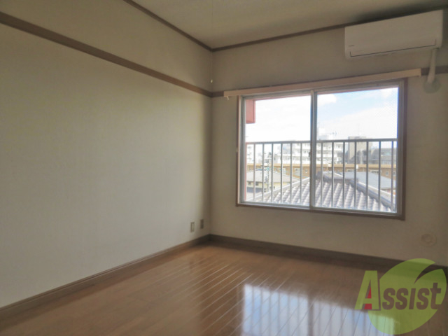 居室・リビング　６．０帖の洋室です。エアコンが付いてますよ。