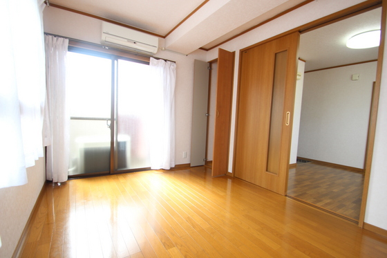 居室・リビング　※別号室の写真です