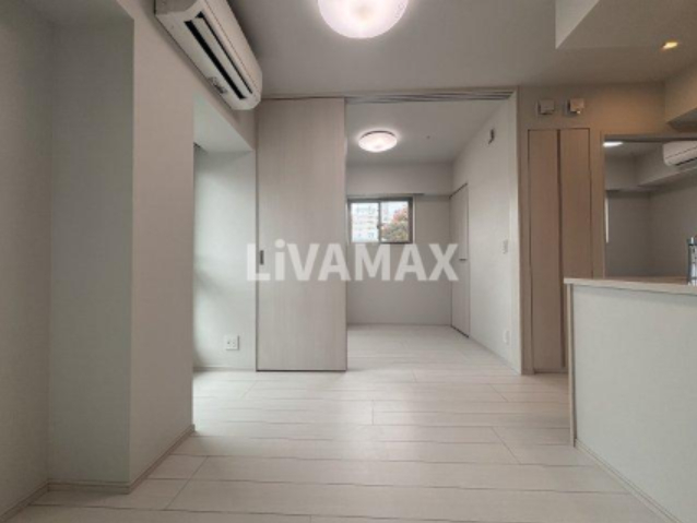 居室・リビング　別号室につきフローリングが異なります。