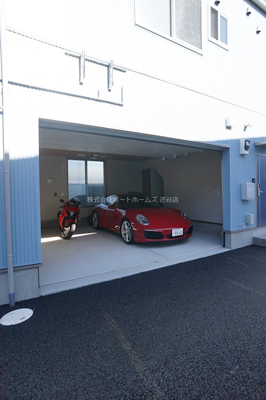 駐車場　モデルルームとして、車とバイク駐車してます。