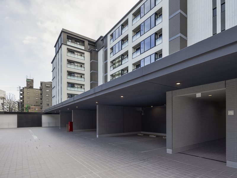 駐車場　屋根付き平面駐車場２台分確保