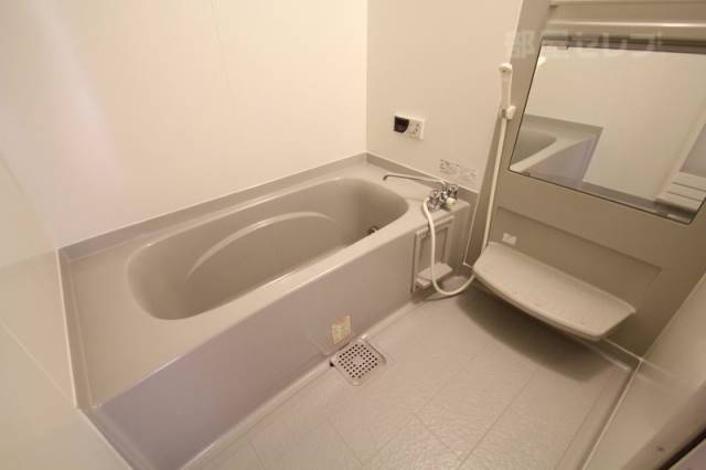 バス・シャワールーム　追い焚き機能付きのお風呂