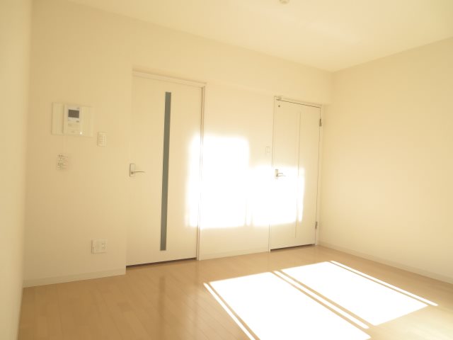 居室・リビング　8.1帖の洋室は南東バルコニーに面しております。