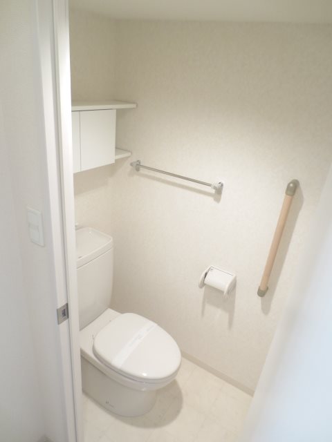 トイレ　写真はまだですが、温水洗浄便座完備