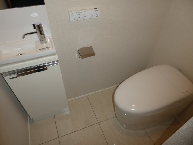 トイレ　タンクレスで洗面所も付いてます。広めのトイレです。