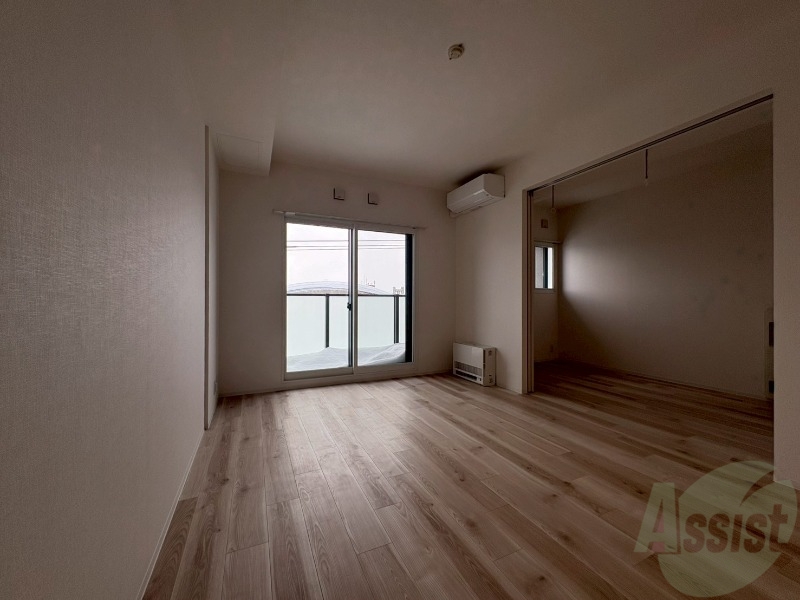 居室・リビング　リビングです。窓が大きくて明るいですね！