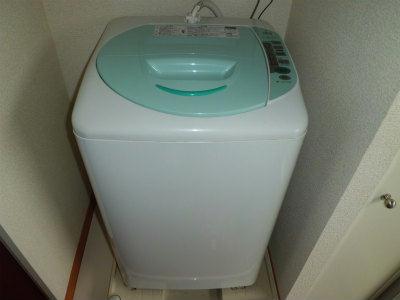 その他　キッチン横に鎮座する洗濯機。