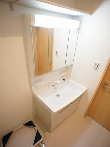 洗面設備　便利なシャンプードレッサー！隣に洗濯機が置けます。