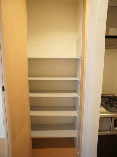 収納　キッチン横の収納。食器や調理器具の収納に便利です！