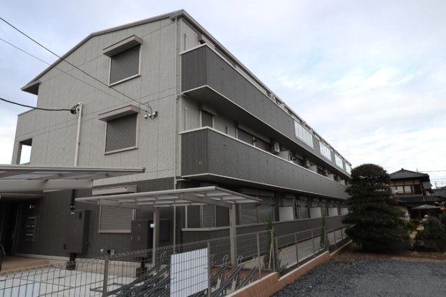 建物外観　こちらの居間で趣味の時間をお楽しみください