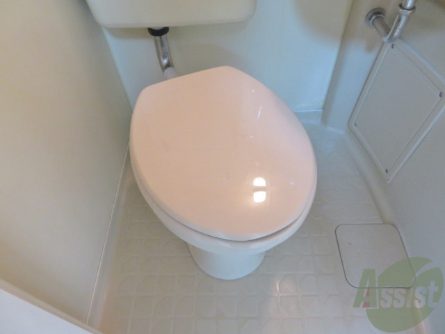 トイレ　ユニットタイプですのでシンプルなトイレとなっております
