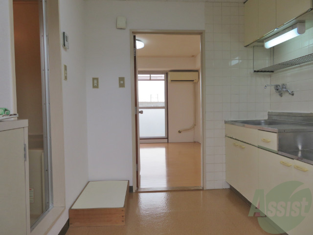 玄関　玄関から見たお部屋です。明るい落ち着いた雰囲気が感じられます