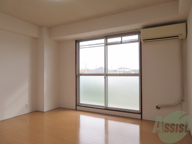 居室・リビング　陽が良く入ってくるのが分かります。暖かくて気持ちいいですね