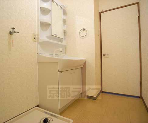 洗面設備　脱衣スペースもゆったり確保