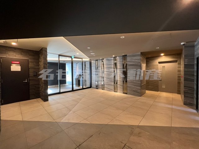 エントランス　落ち着いたエントランスです