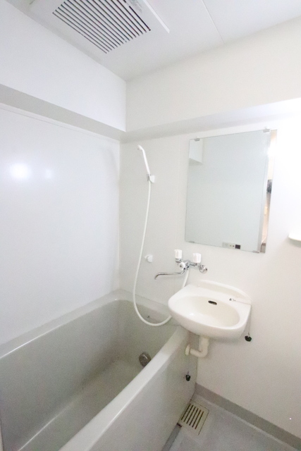 バス・シャワールーム　洗面ボウル同室タイプの追焚機能付きのバスルーム♪