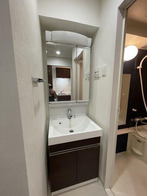 洗面設備　独立洗面化粧台が付いています