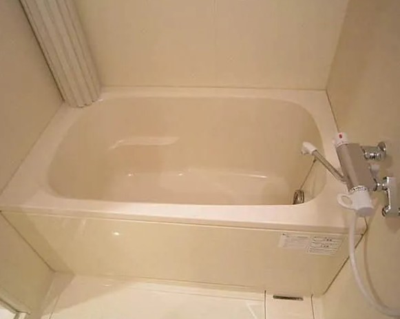 バス・シャワールーム　コンパクトで使いやすいお風呂です