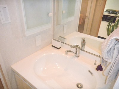 洗面設備　朝の身支度に便利な独立洗面台☆