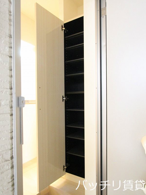 玄関　別号室タイプの為、現状を優先致します。