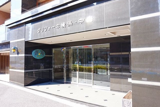 エントランス　重厚感のある建物デザイン♪