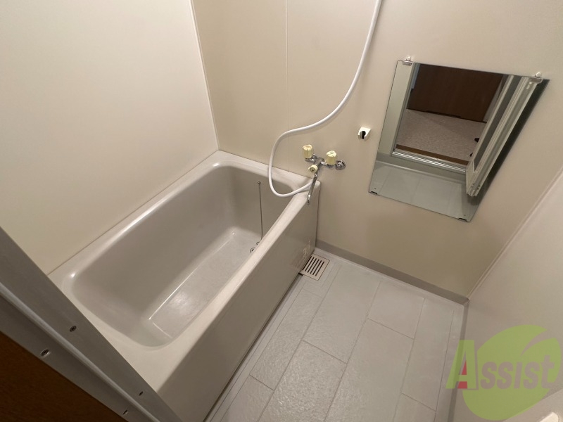 バス・シャワールーム　バスルームは狭すぎず、シャワーも浴びやすそうです。