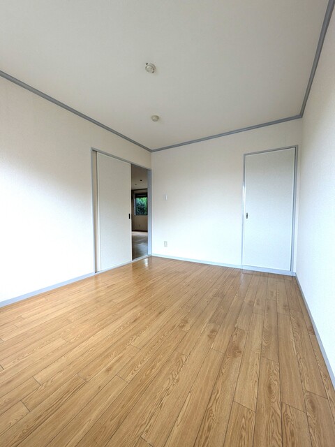 居室・リビング　明るい印象のお部屋です！（リフォーム前）