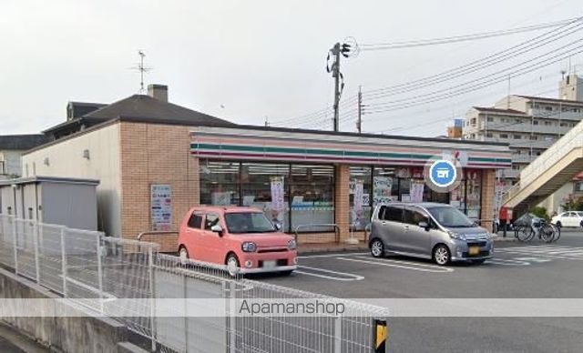 コンビニ　セブンイレブン（コンビニ）まで956m