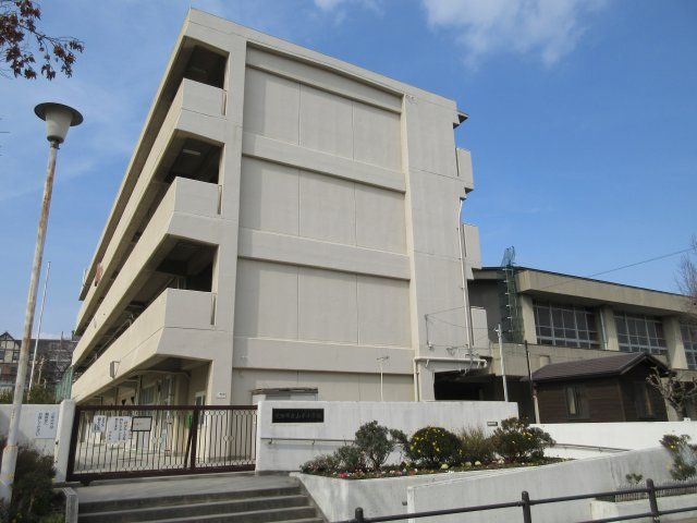 小学校　吹田市立山手小学校（小学校）まで848m