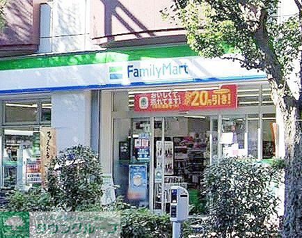 コンビニ　ファミリーマート新宿中央公園店（コンビニ）まで10m