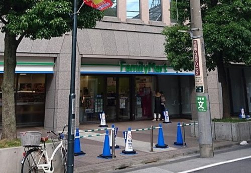 コンビニ　ファミリーマート朝日生命代田橋ビル店（コンビニ）まで687m