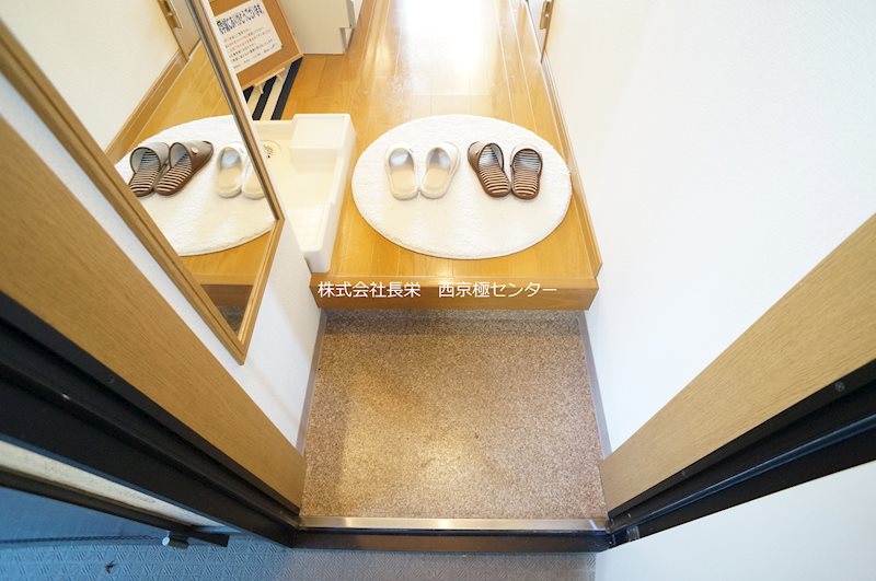玄関　※同タイプ203号室の写真です★（実際のお部屋とは異なります