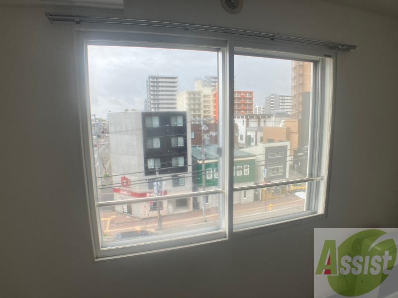 バルコニー　大きな窓がありますので風通しが良さそう。