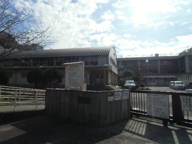 小学校　横須賀市立粟田小学校（小学校）まで1385m