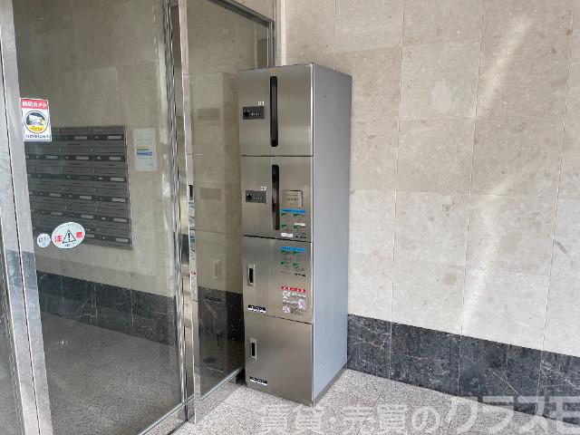 エントランス　留守中の荷物の受取は宅配ＢＯＸで♪