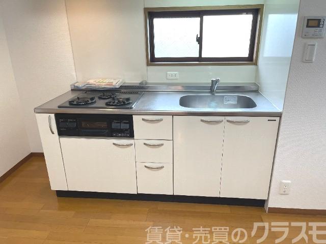 キッチン　効率よくお料理できる３口コンロ付き♪