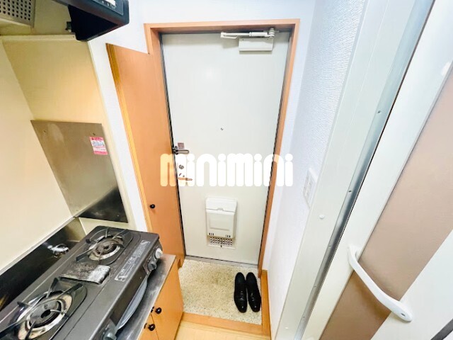 玄関　玄関横に下駄箱があります