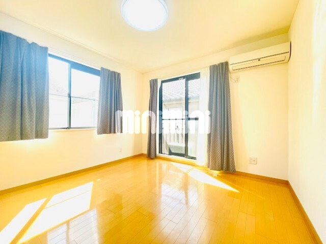 居室・リビング　２面採光の明るいお部屋です