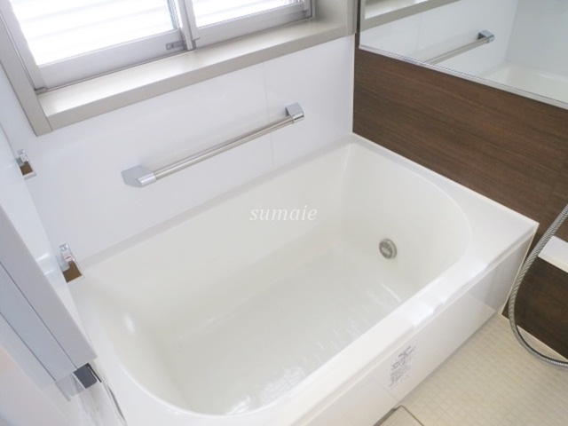 バス・シャワールーム　ゆったりしたバスタブで疲れも取れますね☆
